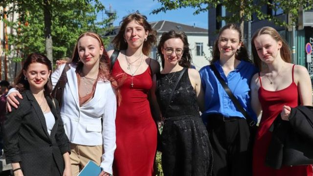 Konec jedné etapy: Maturanti převzali vysvědčení